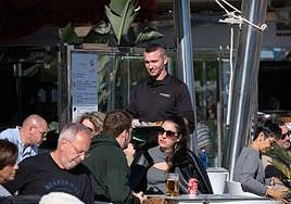 Camamrero en un bar de Alicante.
