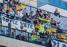 Protesta contra Enrique Ortiz en la grada del Rico Pérez.