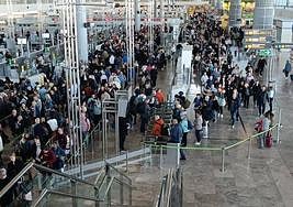 Colas en los controles de seguridad.