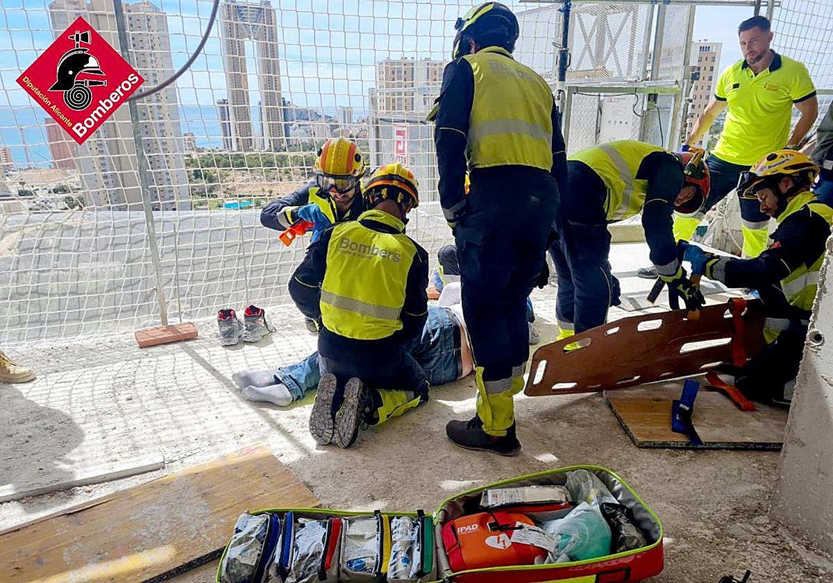 Los bomberos y los sanitarios con la víctima.