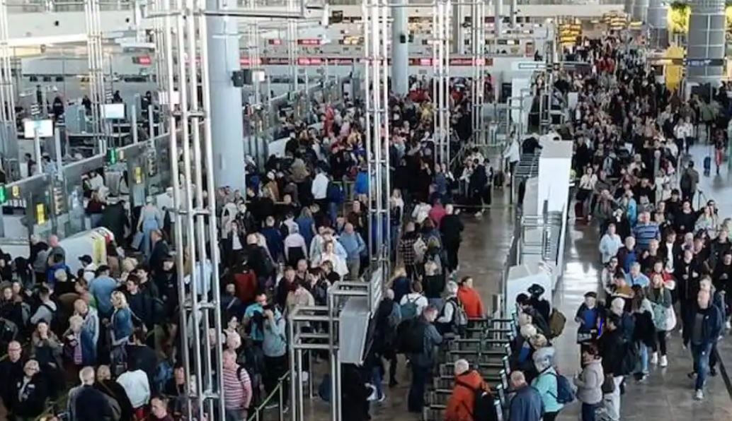 Imagen principal - La huelga de vigilantes del aeropuerto de Alicante-Elche se traslada a Hogueras tras el éxito de Semana Santa