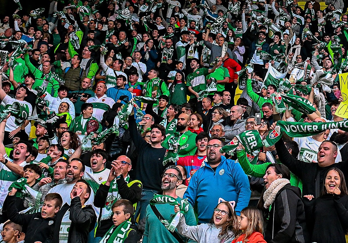Aficionados del Elche en el Martínez Valero.