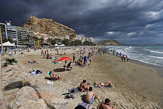 Aspecto que presentaba la playa del Postiguet este pasado Jueves Santo.