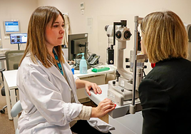 Una paciente se trata de queratitis por Acanthamoeba en un hospital de la Comunitat.