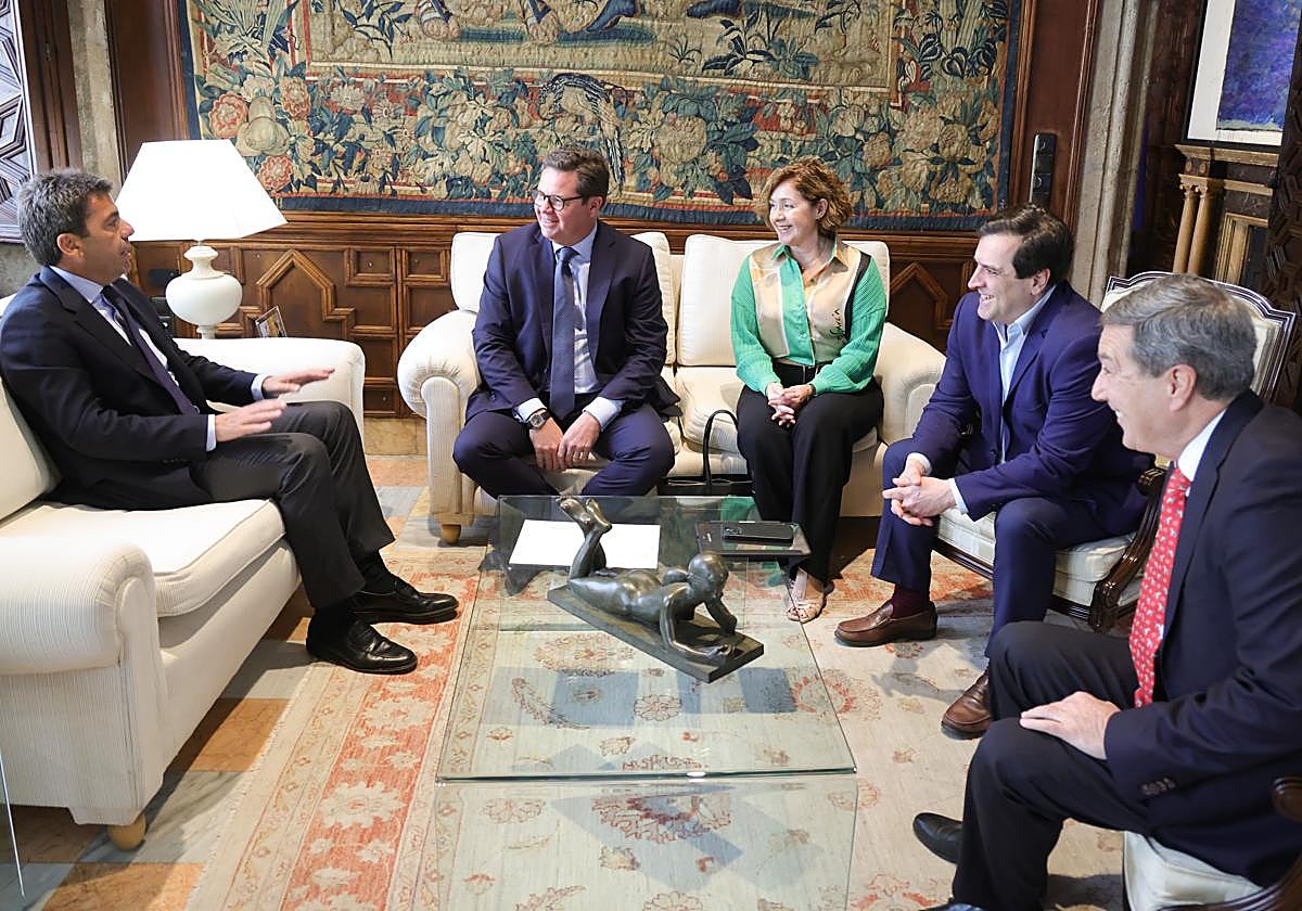 El presidente de la Generalitat, Carlos Mazón, con los responsables de Vithas en el Palau de la Generalitat.