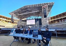 El presidente de la Federació de Fogueres y parte del equipo que ha preparado las dos ediciones de la elección de las nuevas representantes de las fiestas.