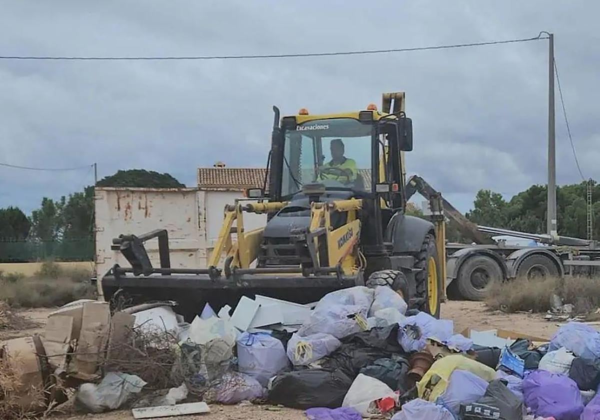 Trabajos de retirada de basura en un vertedero ilegal en San Vicente.