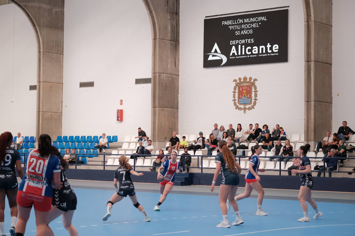 Una hoguera da la bienvenida a la nueva base de EasyJet en el aeropuerto de Alicante-Elche