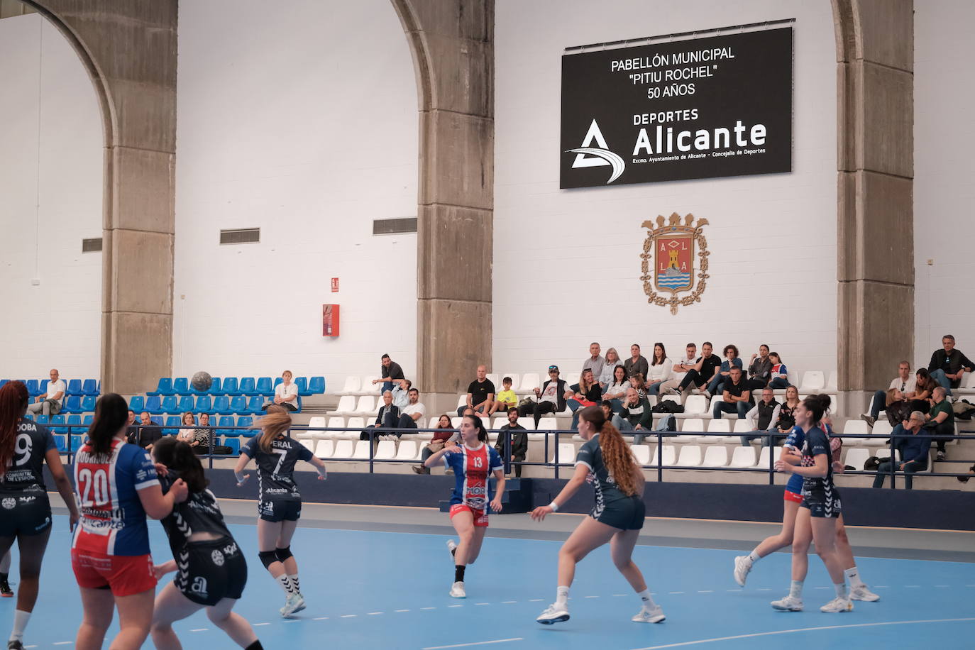 Una hoguera da la bienvenida a la nueva base de EasyJet en el aeropuerto de Alicante-Elche
