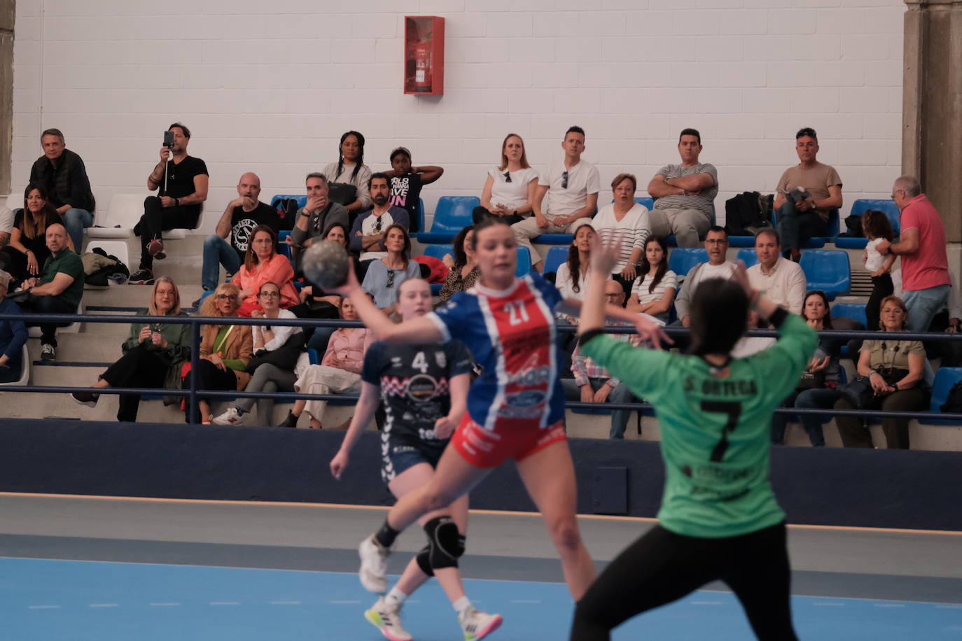 Una hoguera da la bienvenida a la nueva base de EasyJet en el aeropuerto de Alicante-Elche