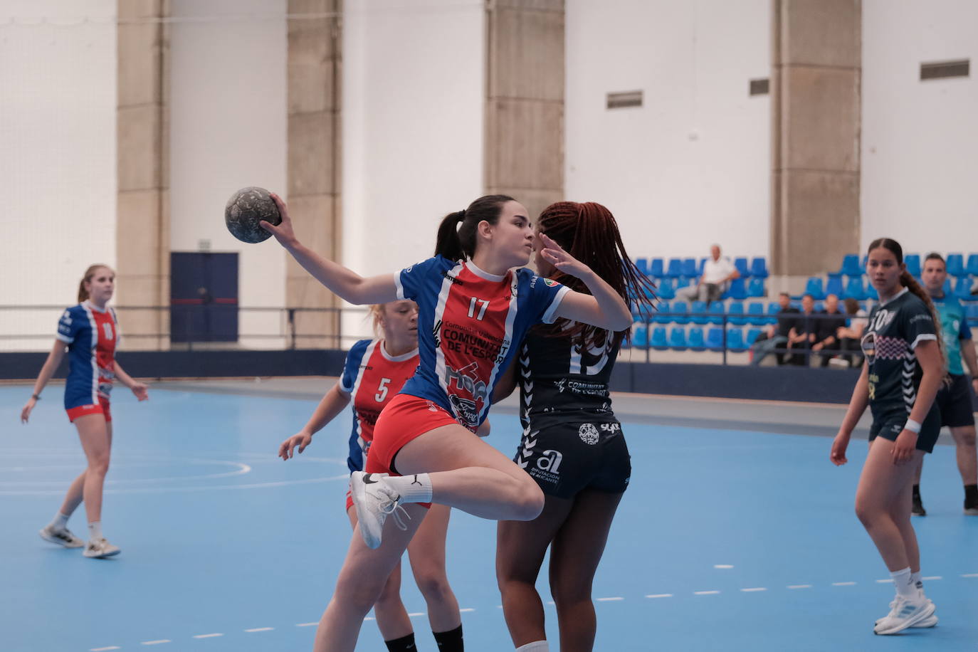 Una hoguera da la bienvenida a la nueva base de EasyJet en el aeropuerto de Alicante-Elche
