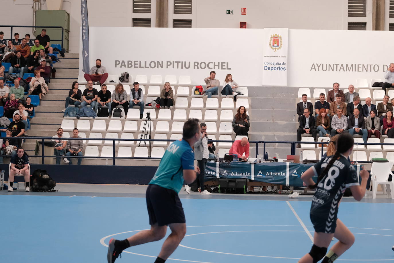 Una hoguera da la bienvenida a la nueva base de EasyJet en el aeropuerto de Alicante-Elche