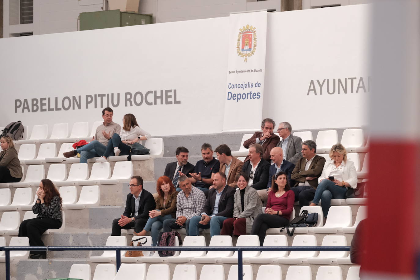 Una hoguera da la bienvenida a la nueva base de EasyJet en el aeropuerto de Alicante-Elche