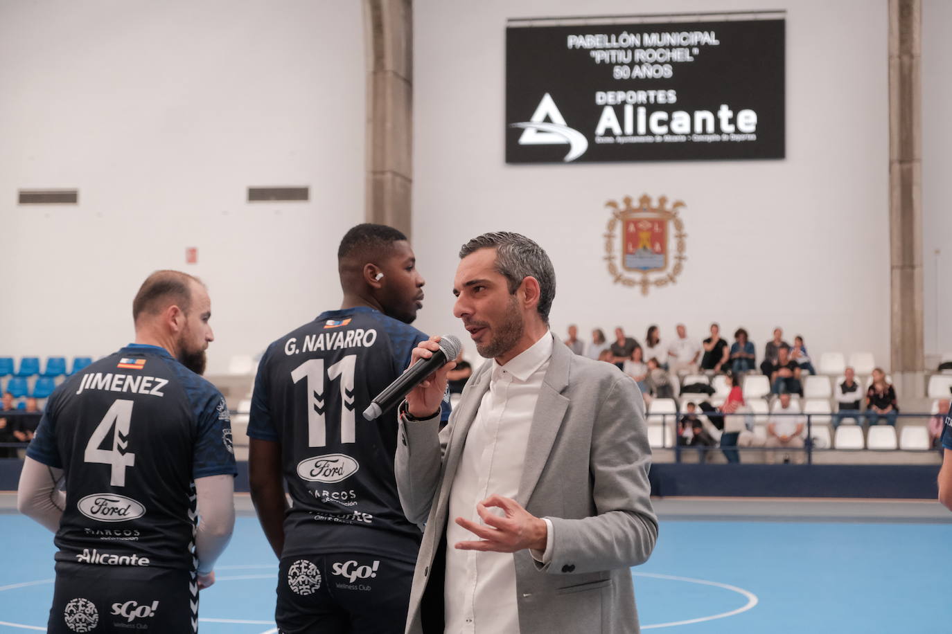 Una hoguera da la bienvenida a la nueva base de EasyJet en el aeropuerto de Alicante-Elche