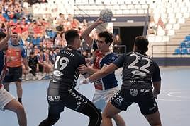 Una hoguera da la bienvenida a la nueva base de EasyJet en el aeropuerto de Alicante-Elche