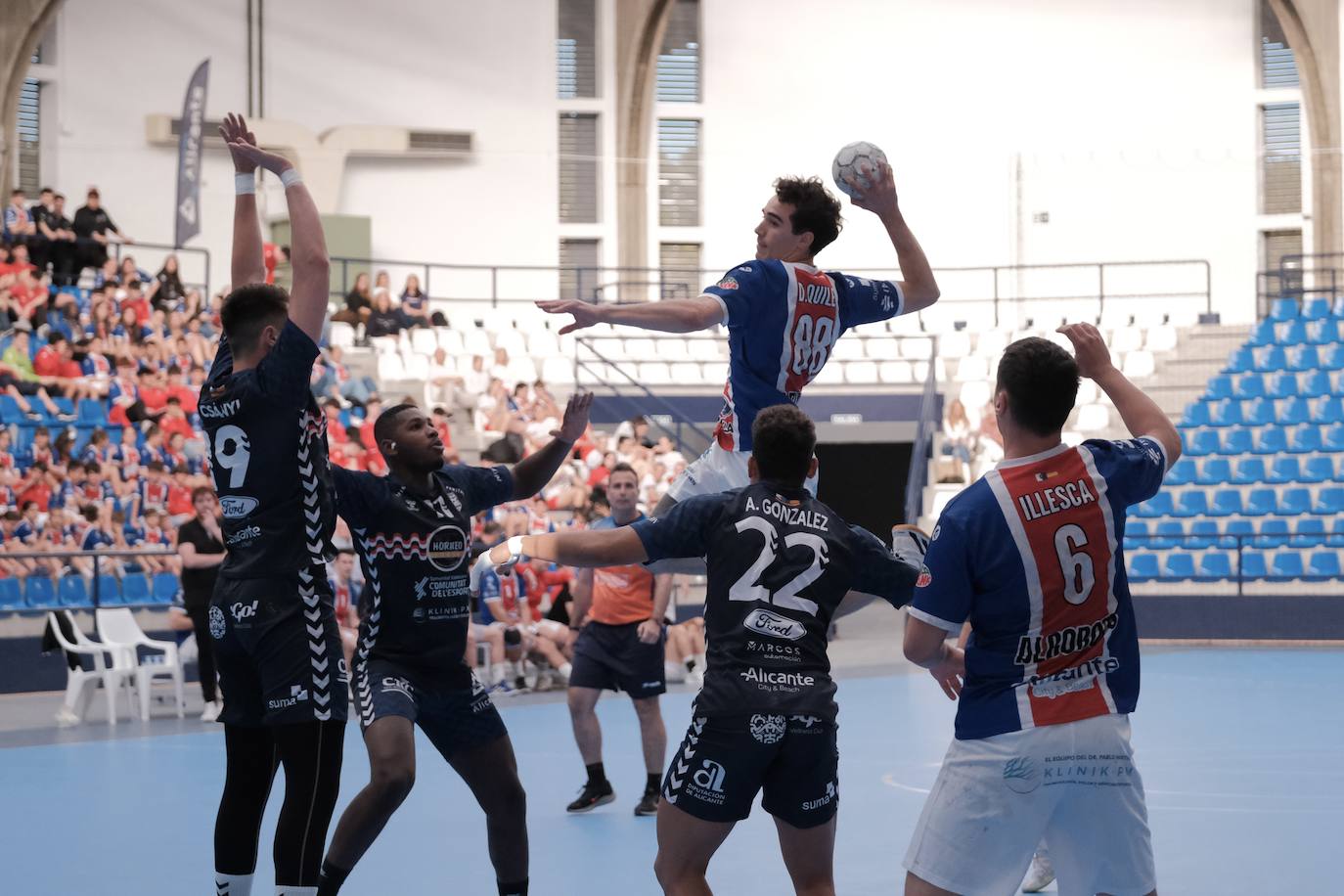 Una hoguera da la bienvenida a la nueva base de EasyJet en el aeropuerto de Alicante-Elche