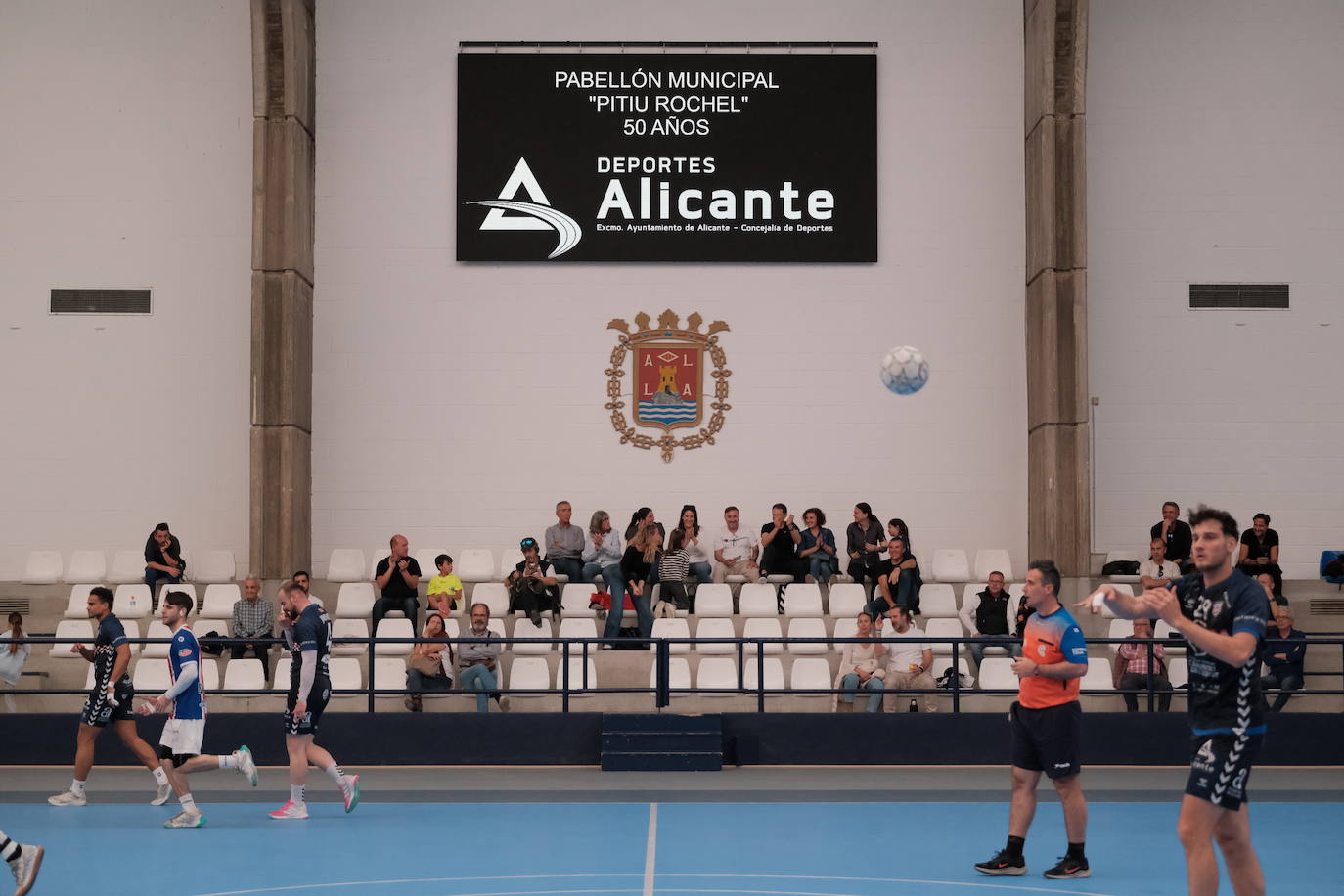 Una hoguera da la bienvenida a la nueva base de EasyJet en el aeropuerto de Alicante-Elche