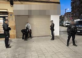 Agentes de la Policía Nacional de Alicante con uno de los detenidos.