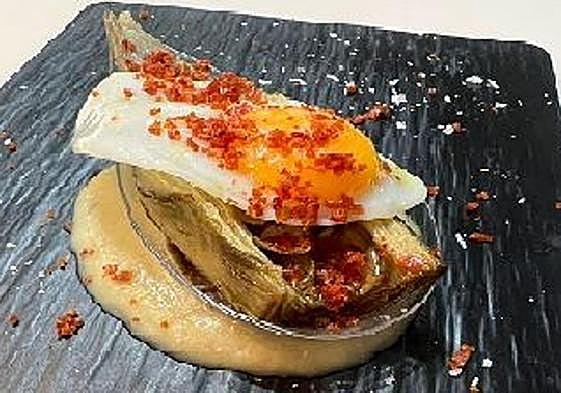 Lágrima sobre parmentier de alcachofa con base de crema trufada y alcachofa confitada.