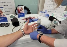 Un paciente realiza una prueba de azúcar en sangre.