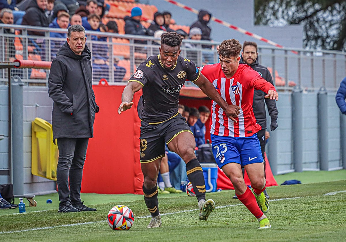 Sandroni observa el avance de Moha Traoré ante el Atlético B.