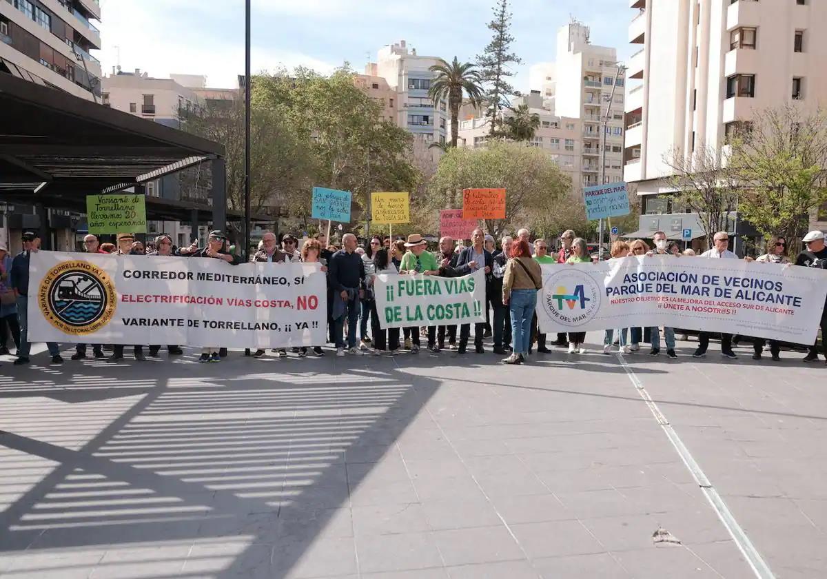Imagen principal - Los vecinos del sur de Alicante desconfian del Gobierno de Sánchez y protestarán en Madrid