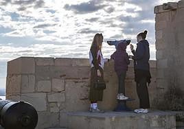 Dos mujeres, con un niño, en uno de los miradores del Castillo de Santa Bárbara.