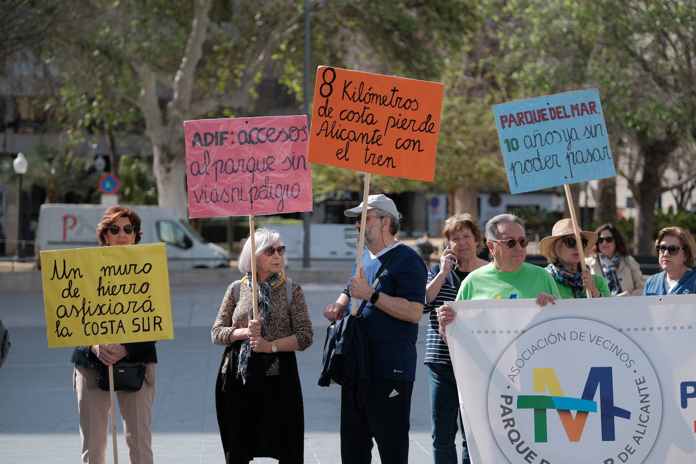 Los vecinos de San Gabriel reclaman la Variante de Torrellano frente a la Subdelegación