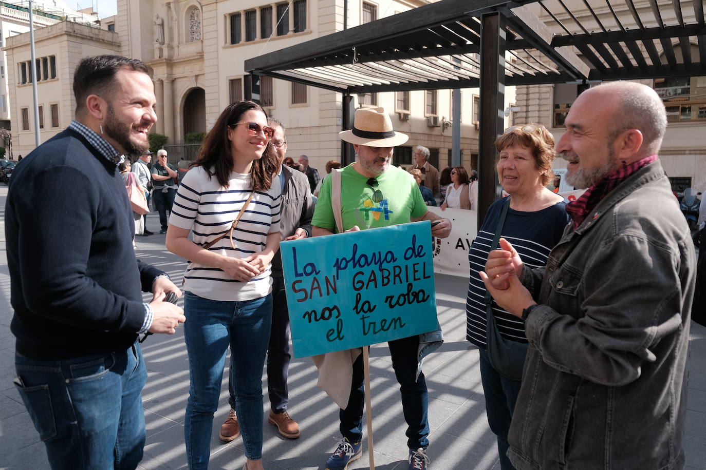 Los vecinos de San Gabriel reclaman la Variante de Torrellano frente a la Subdelegación