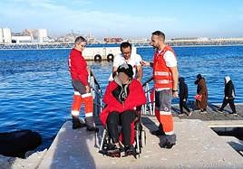Imagen de archivo de voluntarios de Cruz Roja atendiendo a una inmigrante llegada en patera a las costas de Alicante.