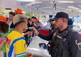 Un policía local comprueba el nivel de alcohol de un muchacho.