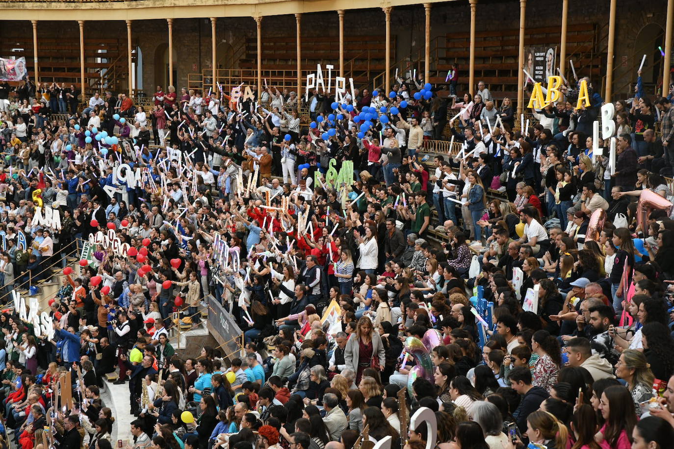 Las candidatas a bellea del foc de Alicante lucen sus mejores galas