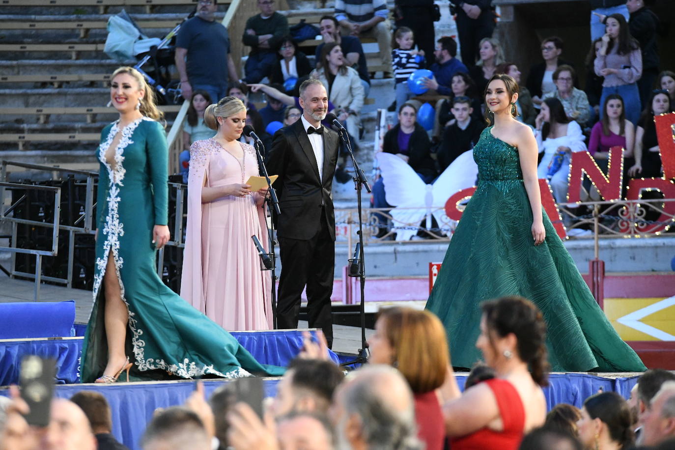 Las candidatas a bellea del foc de Alicante lucen sus mejores galas