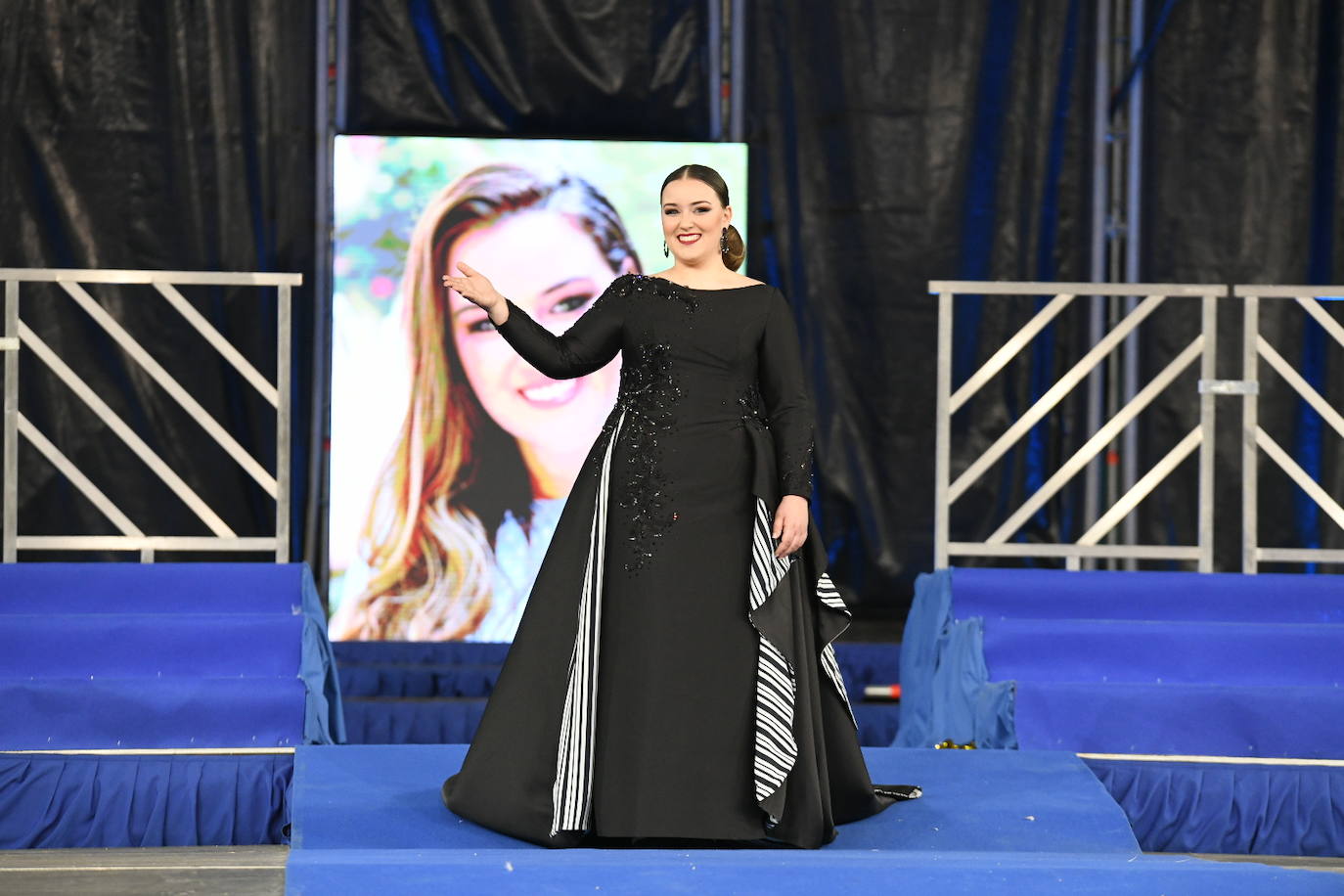 Las candidatas a bellea del foc de Alicante lucen sus mejores galas