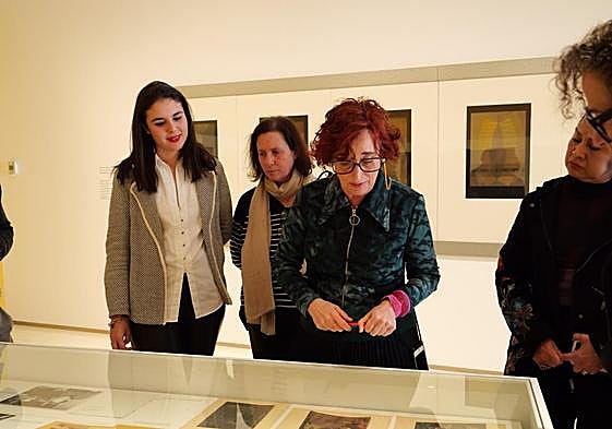 La concejala de Cultura de Alicante, Nayma Beldjilali, junto a Pilar Tébar, y Rosa Castells en una imagen reciente en el MACA