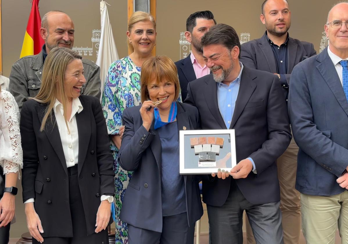 El alcalde, Luis Barcala, con la cocinera María José San Román, y el resto de la Corporación.