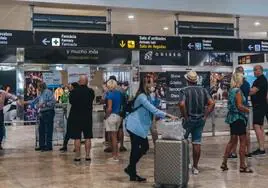 Pasajeros en la puerta de salida del aeropuerto de Alicante-Elche.