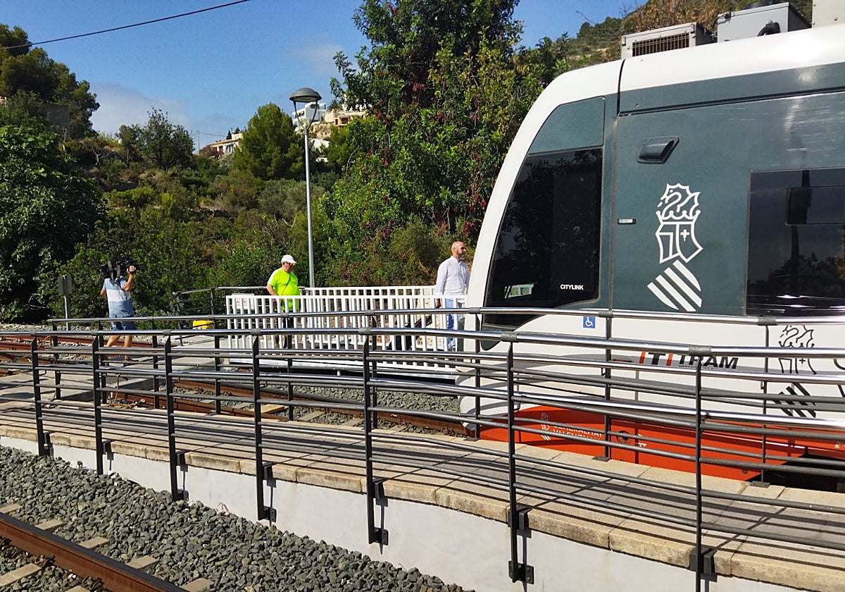 Imagen de una unidad del Tram en la Línea 9