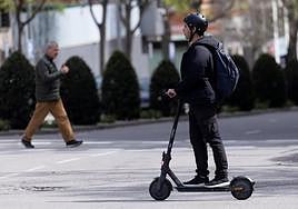 Imagen de archivo de un hombre circulando en patinete.