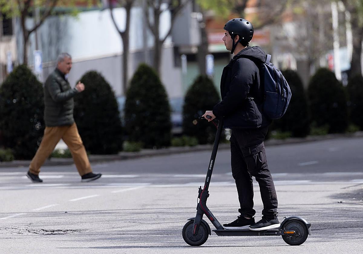 Imagen de archivo de un hombre circulando en patinete.
