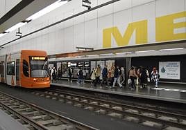 Tranvía en la estación de Mercado, la más próxima a la concatedral.