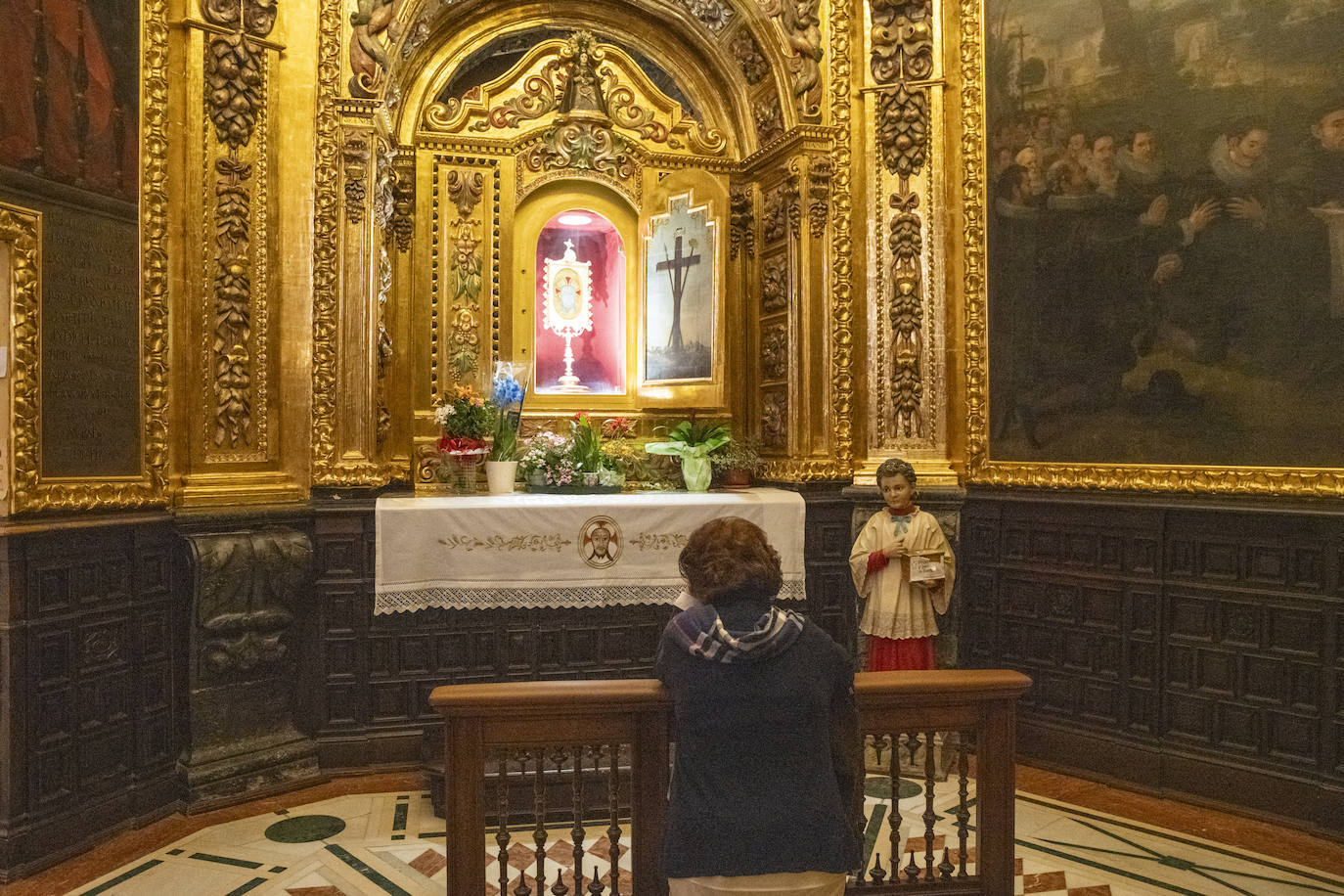 Una mujer reza en el camarín de Santa Faz.