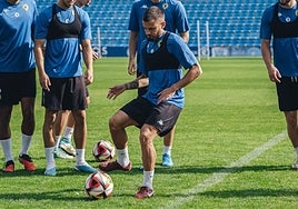 Artiles golpea con la derecha en un entrenamiento de esta temporada.
