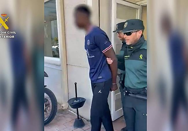 Detención del joven.