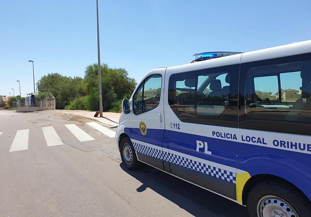 Imagen de archivo de una furgoneta de la Policía Local de Orihuela.