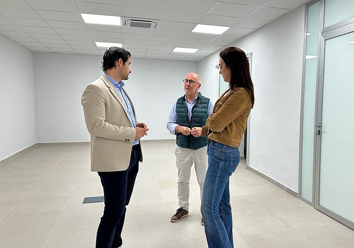 El alcalde Eduardo Dolón y la edil Rosa Cañón durante la visita de las nuevas dependencias municipales.