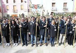 Primera fila de autoridades en la plaza Luis Foglietti, a las puertas de la iglesia.