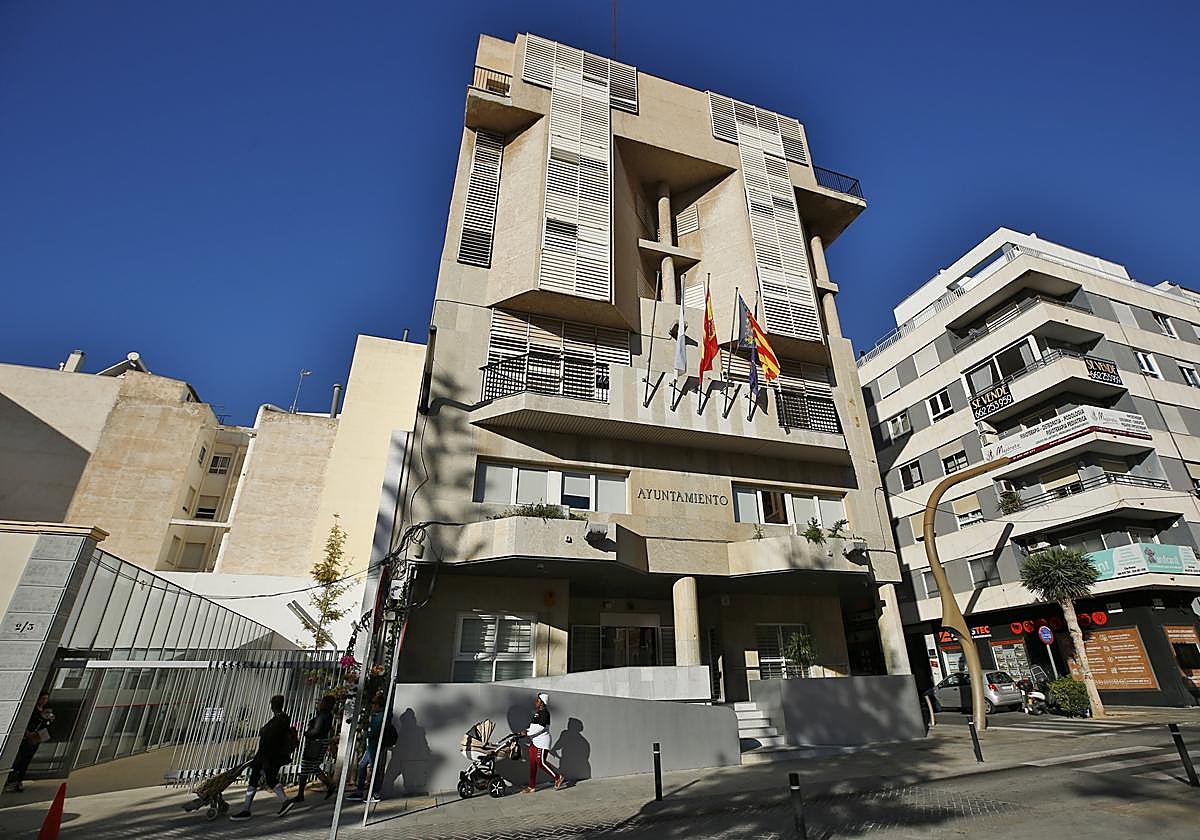 Fachada del Ayuntamiento de Torrevieja.