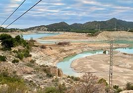 Pantano del Amadorio en la marina baja.
