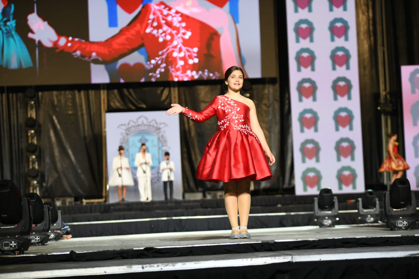 Las 87 candidatas desfilan vestidas de gala en la elección de la bellea del foc infantil de Alicante